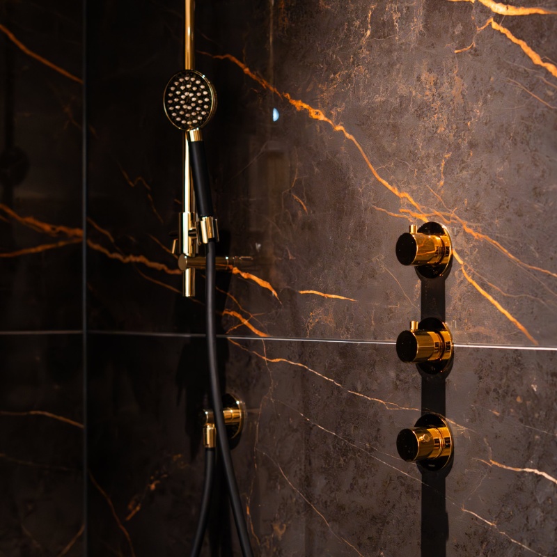 Tegelwerk in een luxe badkamer
