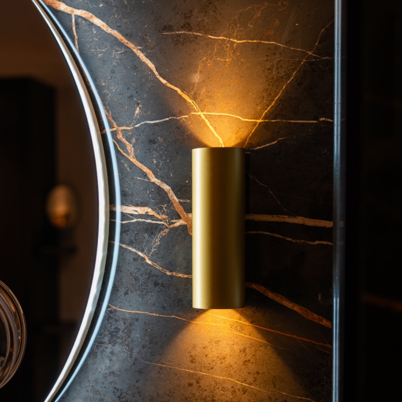 Detail verlichting naast spiegel