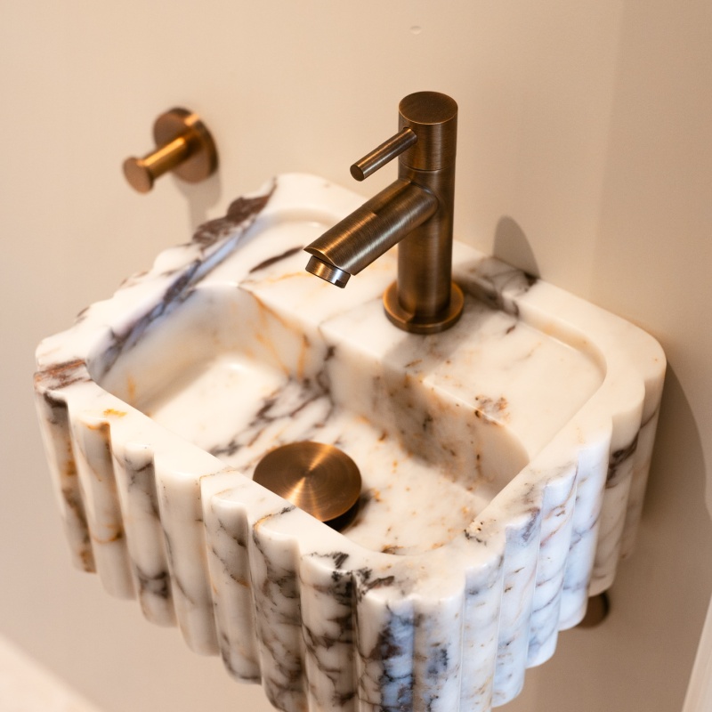 Luxe fonteintje in natuursteen in gerenoveerd toilet