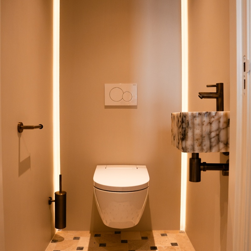 Modern toilet met led-verlichting na volledige renovatie