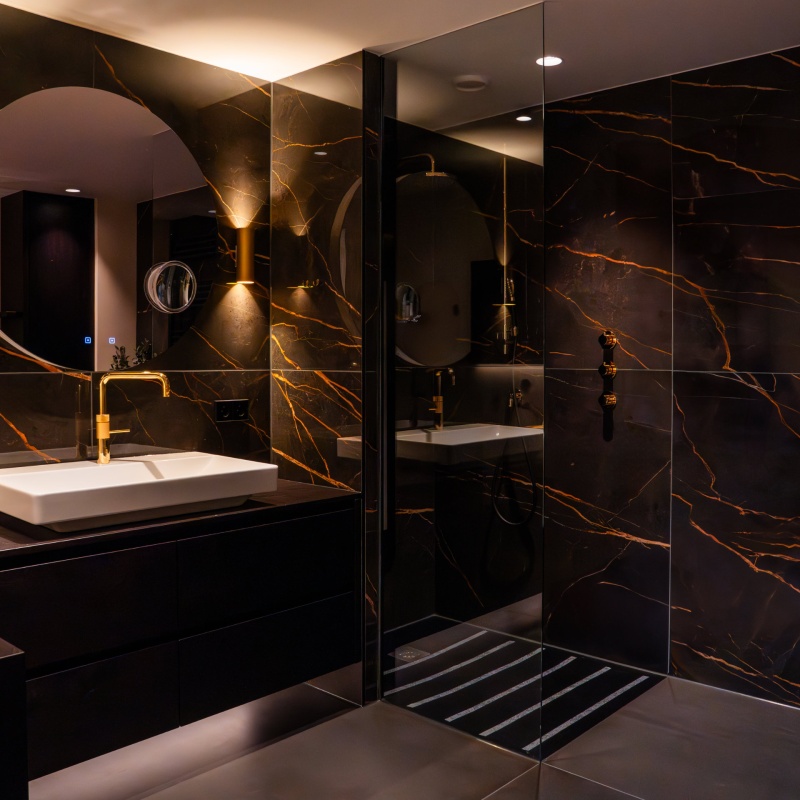 Luxe badkamer zwart en goud