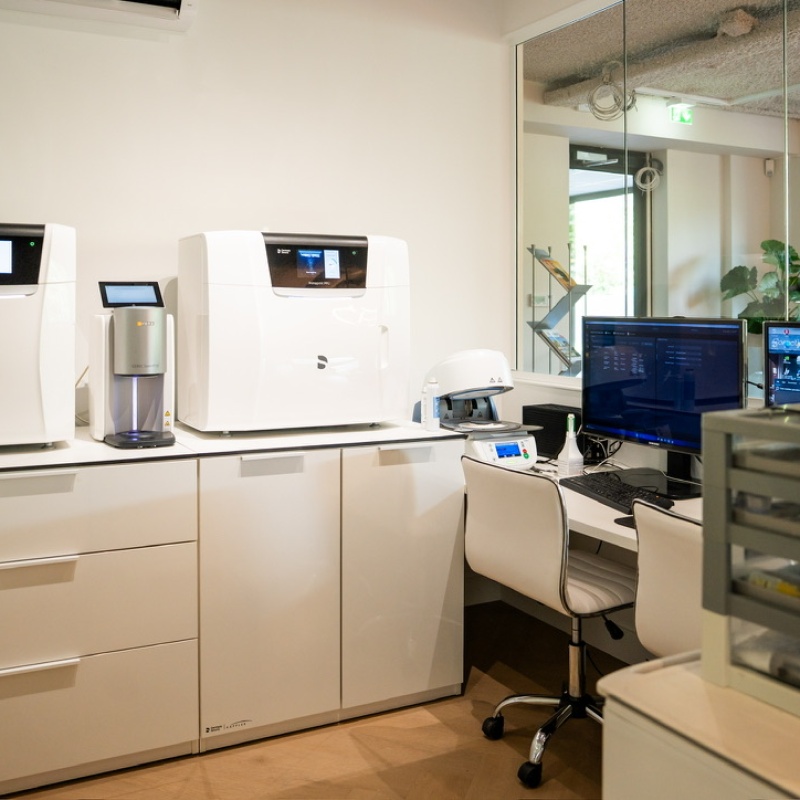 Ruimte voor 3D-tandendesign met digitale apparatuur en monitor