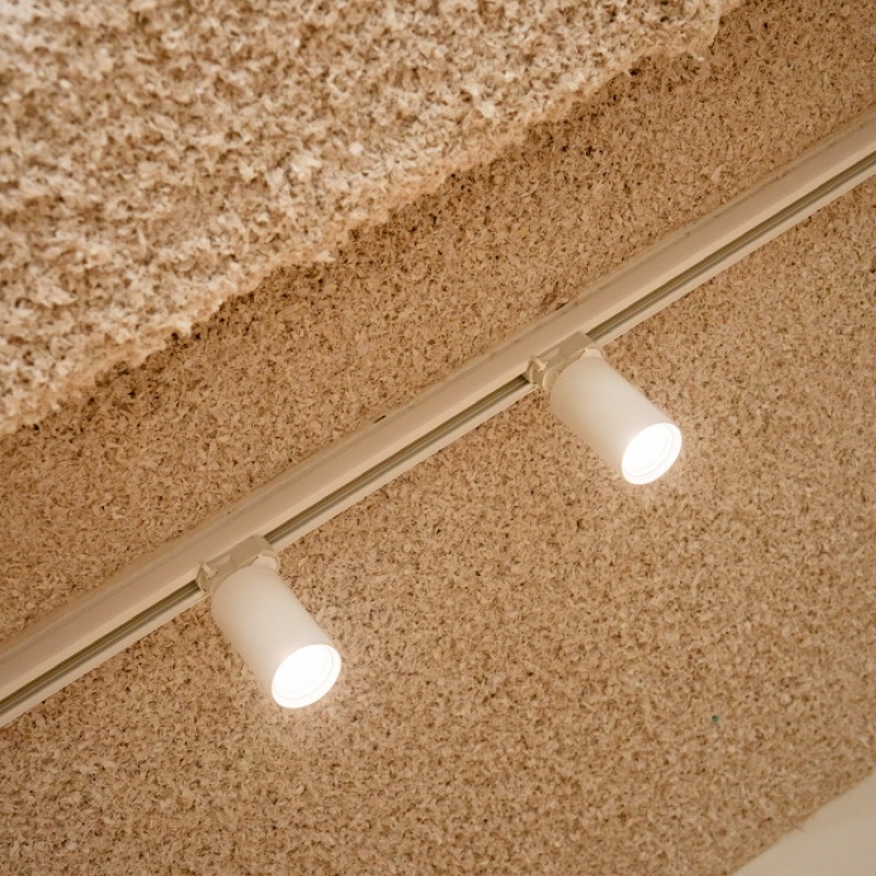 Detail van het spuitbeton plafond met inbouwspots