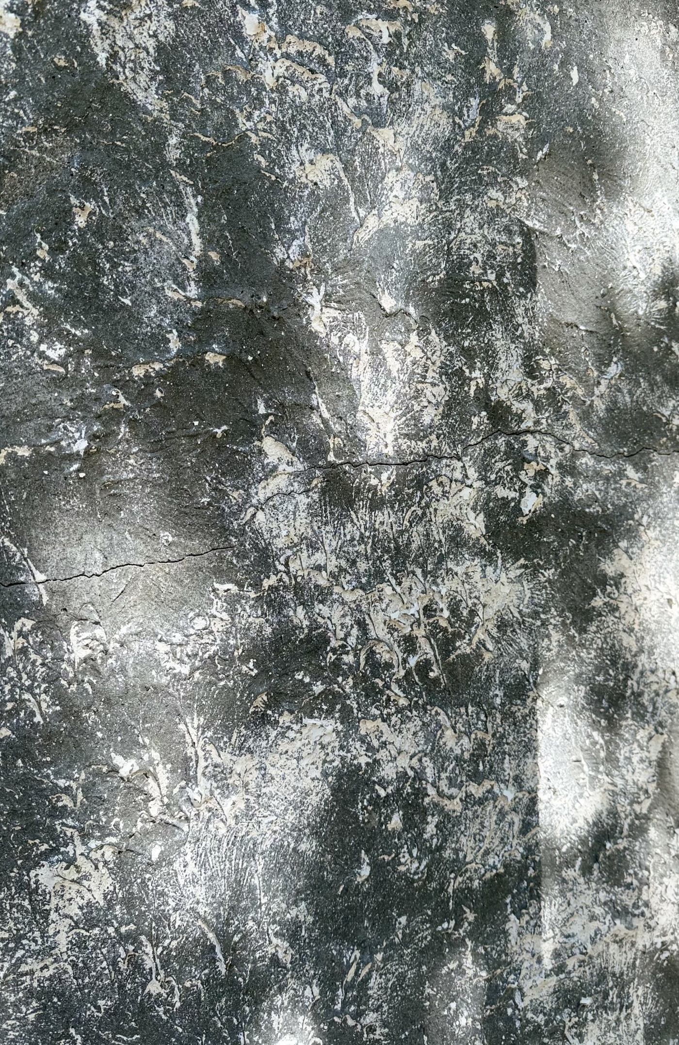 Cracks
(in concrete)